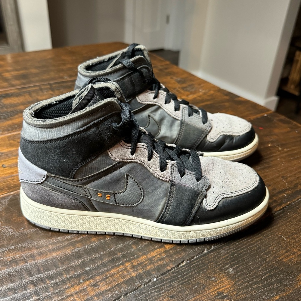 Jordan 1 Mid Shoes